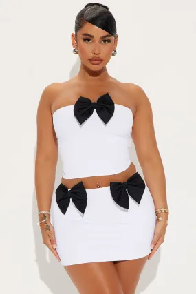 2-Piece Bow Romantic Skirt Set - Elegant White & Black Ensemble