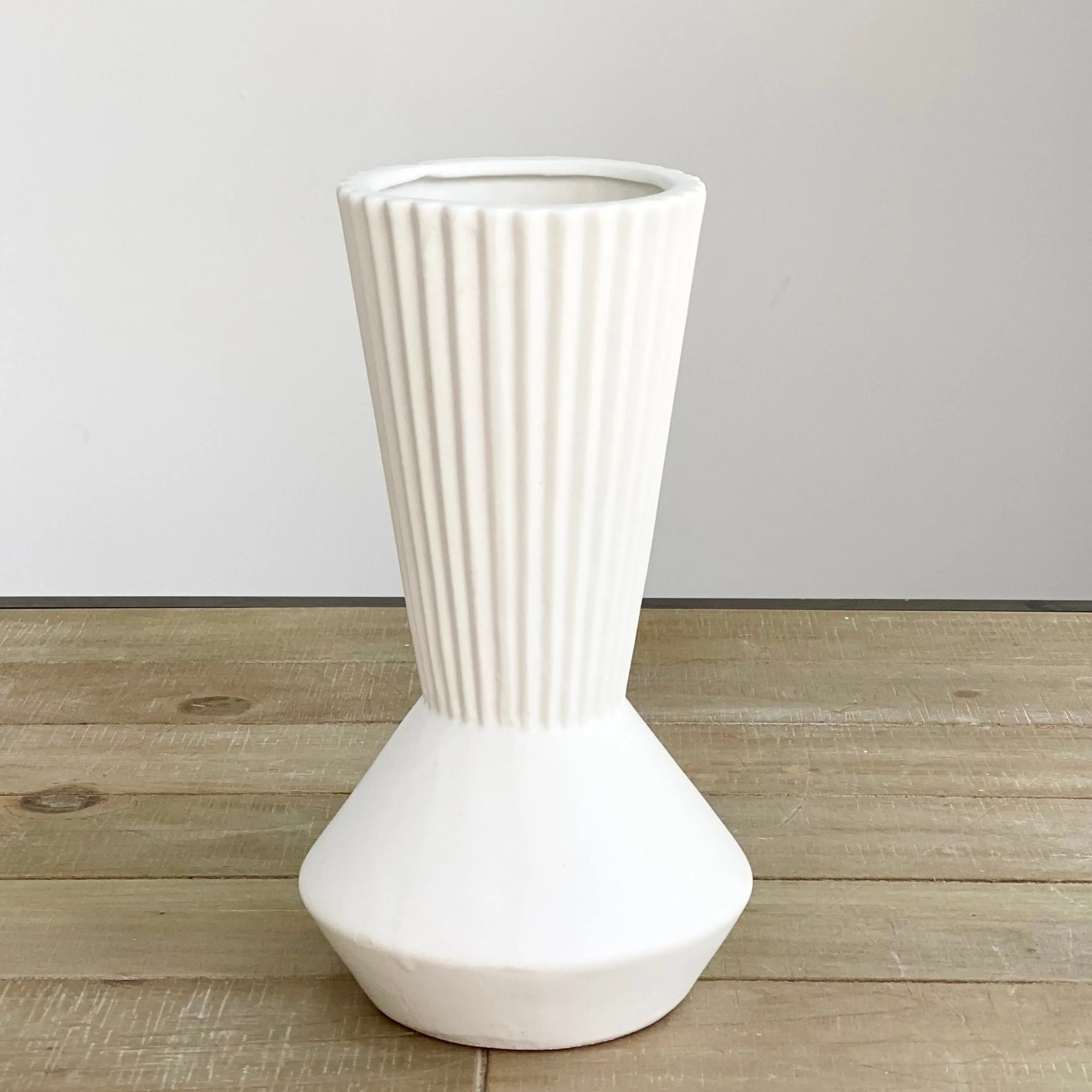 Ceramic Round Long Neck Vase with Trumpet Mouth