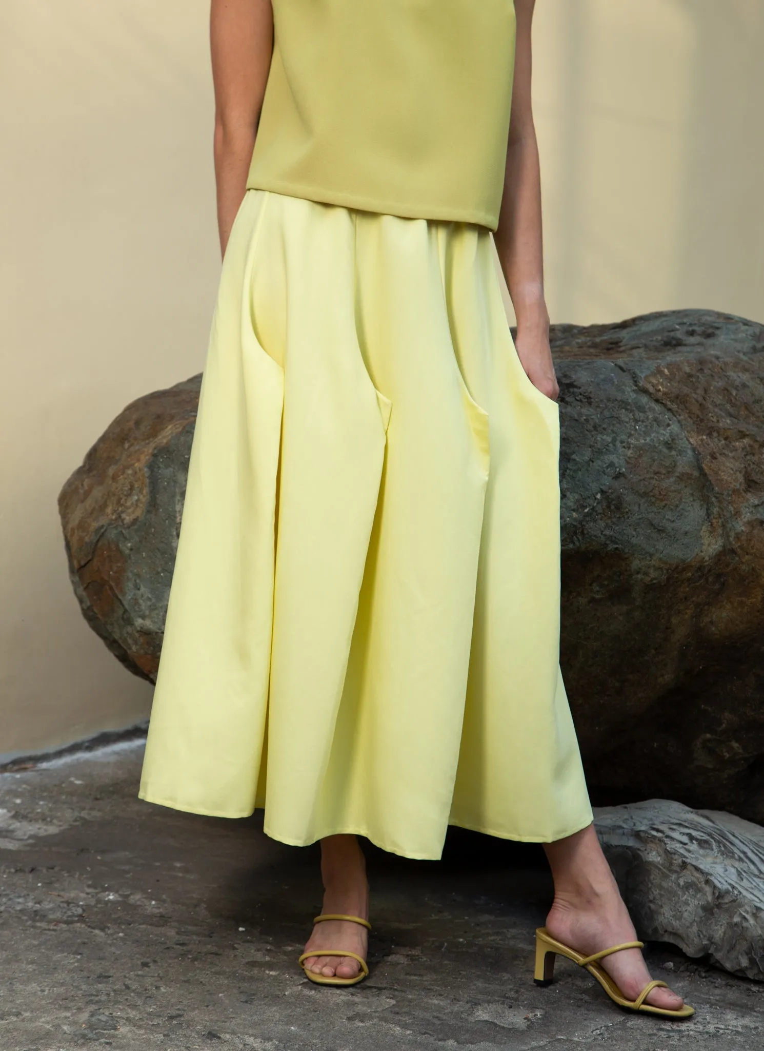 Cloud Burst 8-Pleated Pocket Skirt w/Elastic in Lemon