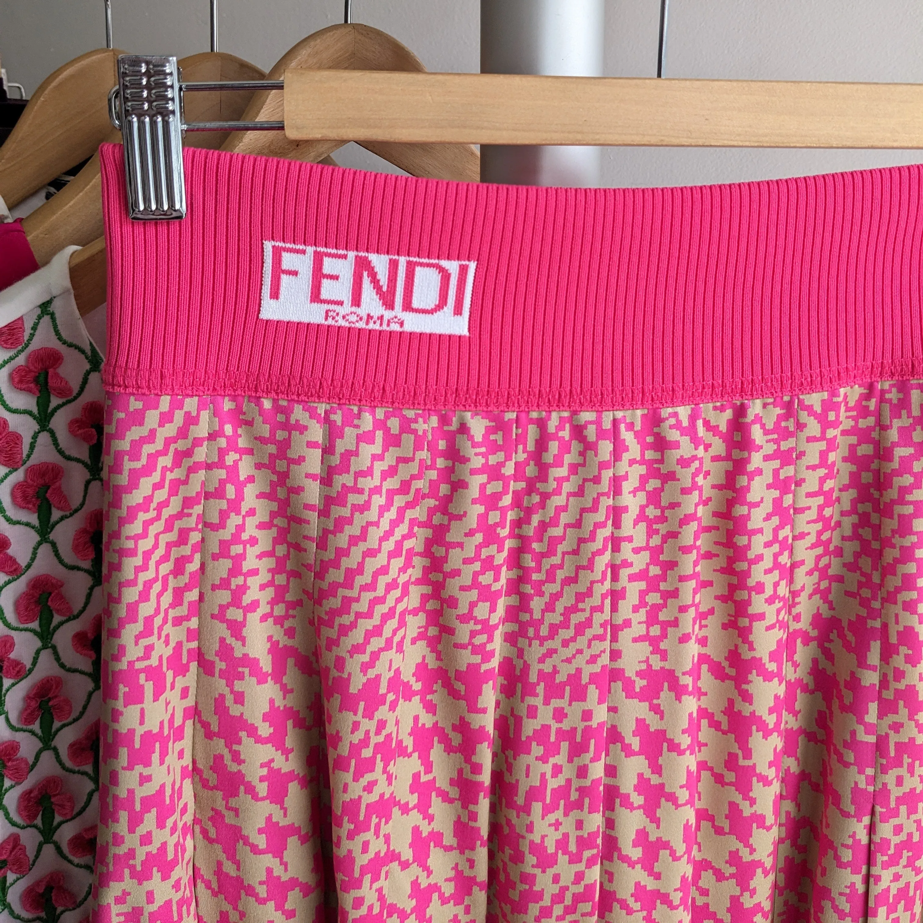 Fendi 2017 Pink and Tan Houndstooth Silk Satin Midi Skirt - USA6 / IT42